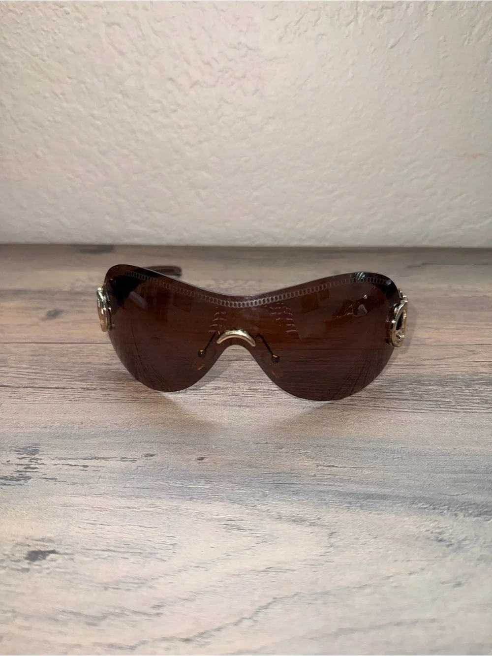 Vigoss Brown Shield Sunglasses with Gold Rings